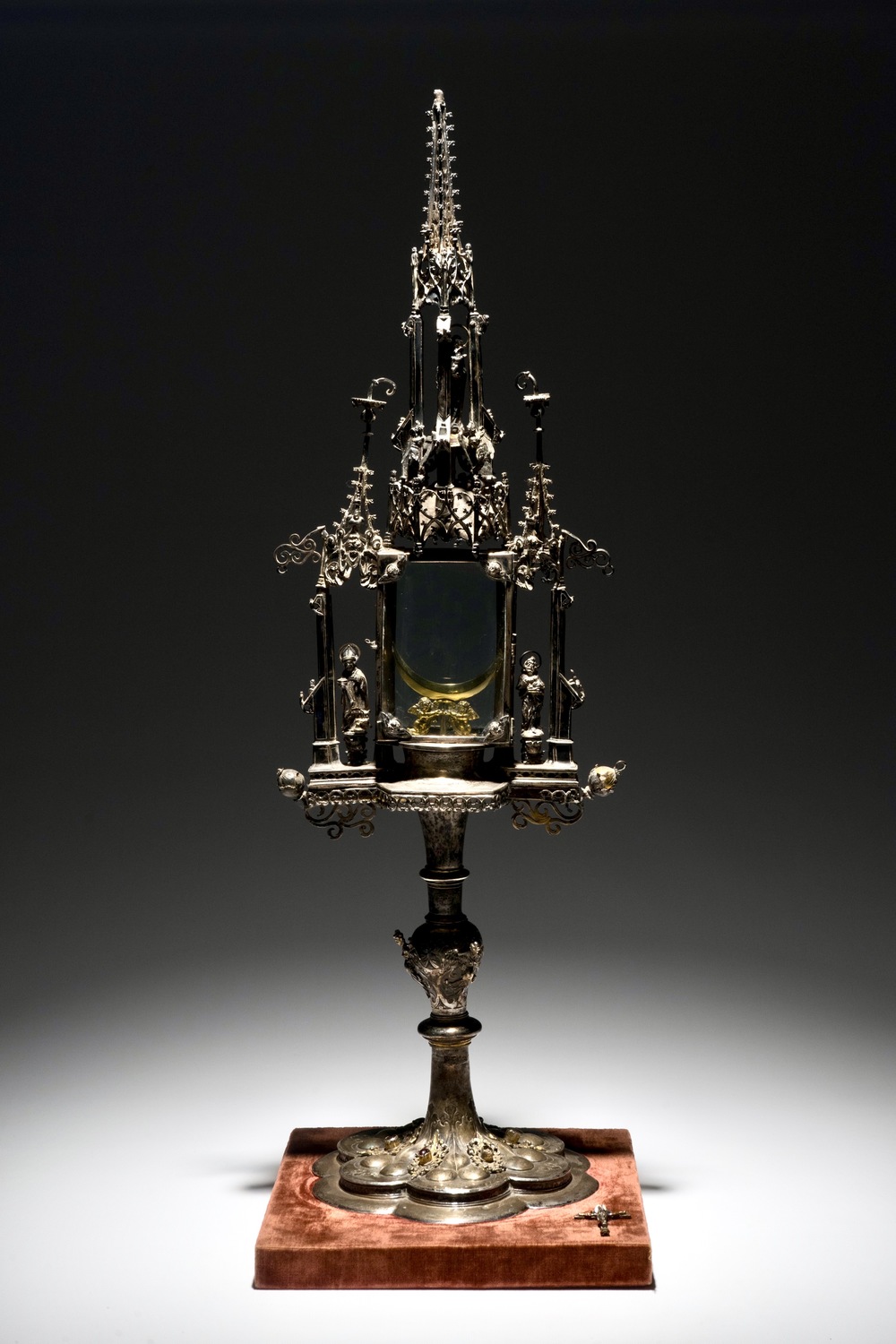 Een verguld zilveren monstrans met inlegwerk van half-edelstenen, gedateerd 1614